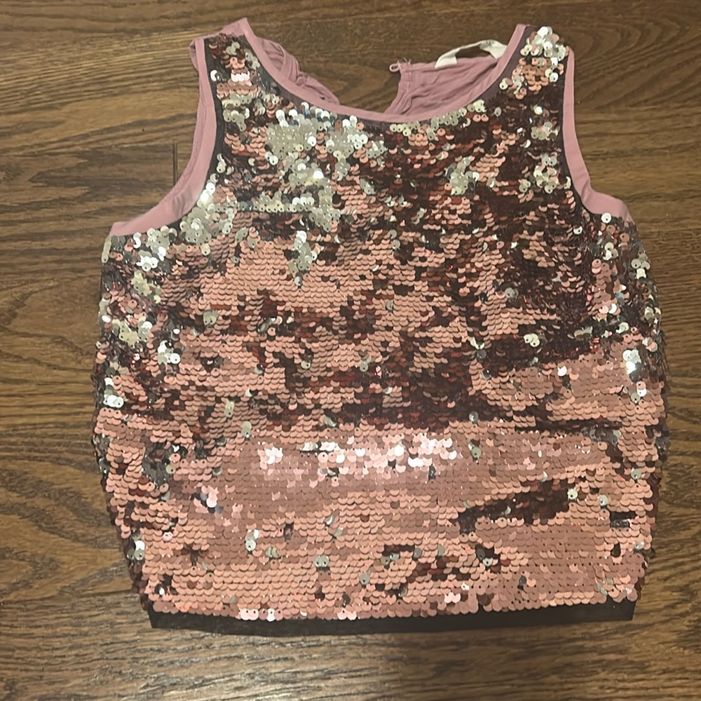 Really cute top the little things flip and change colors once flipped
